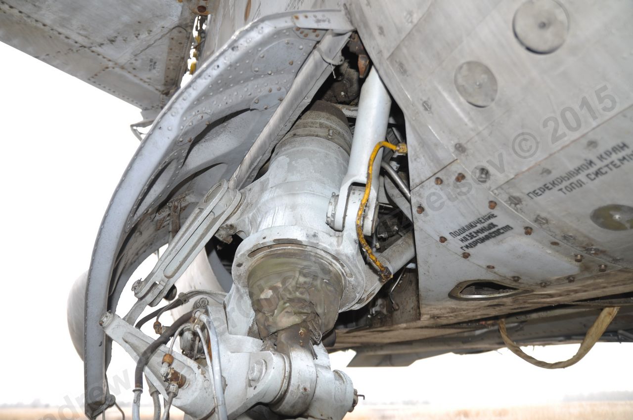 MiG-25PU_undercarriage_0011.jpg