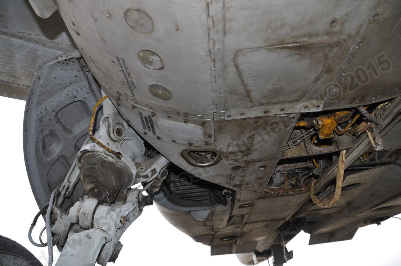 MiG-25PU_undercarriage_0015.jpg