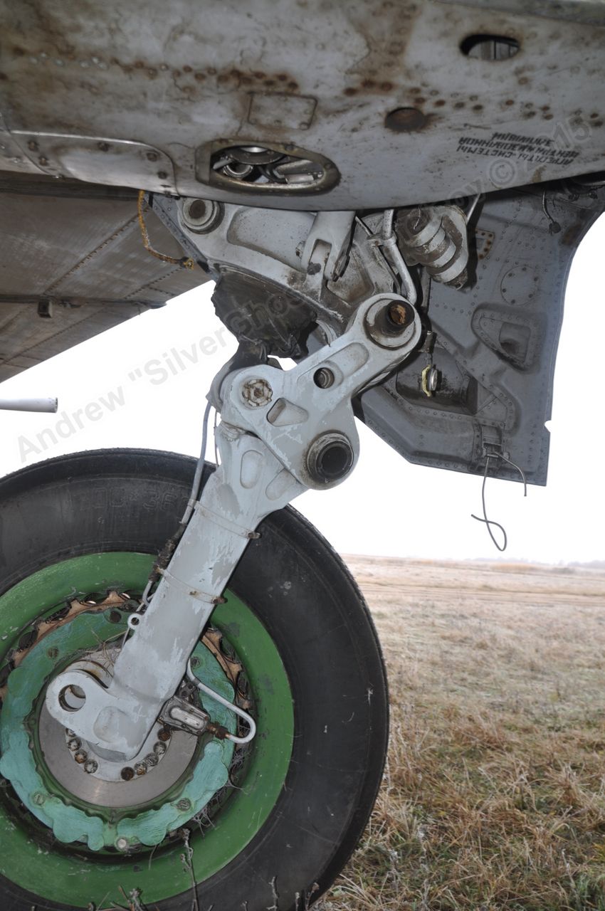 MiG-25PU_undercarriage_0017.jpg