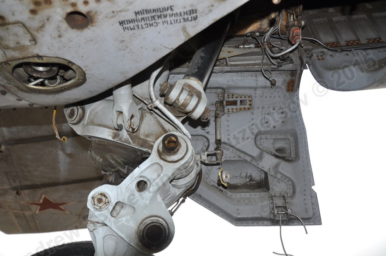 MiG-25PU_undercarriage_0018.jpg