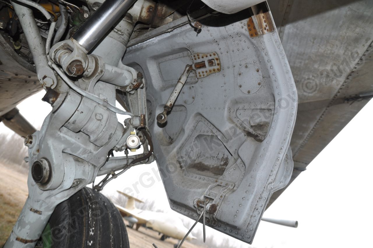 MiG-25PU_undercarriage_0020.jpg