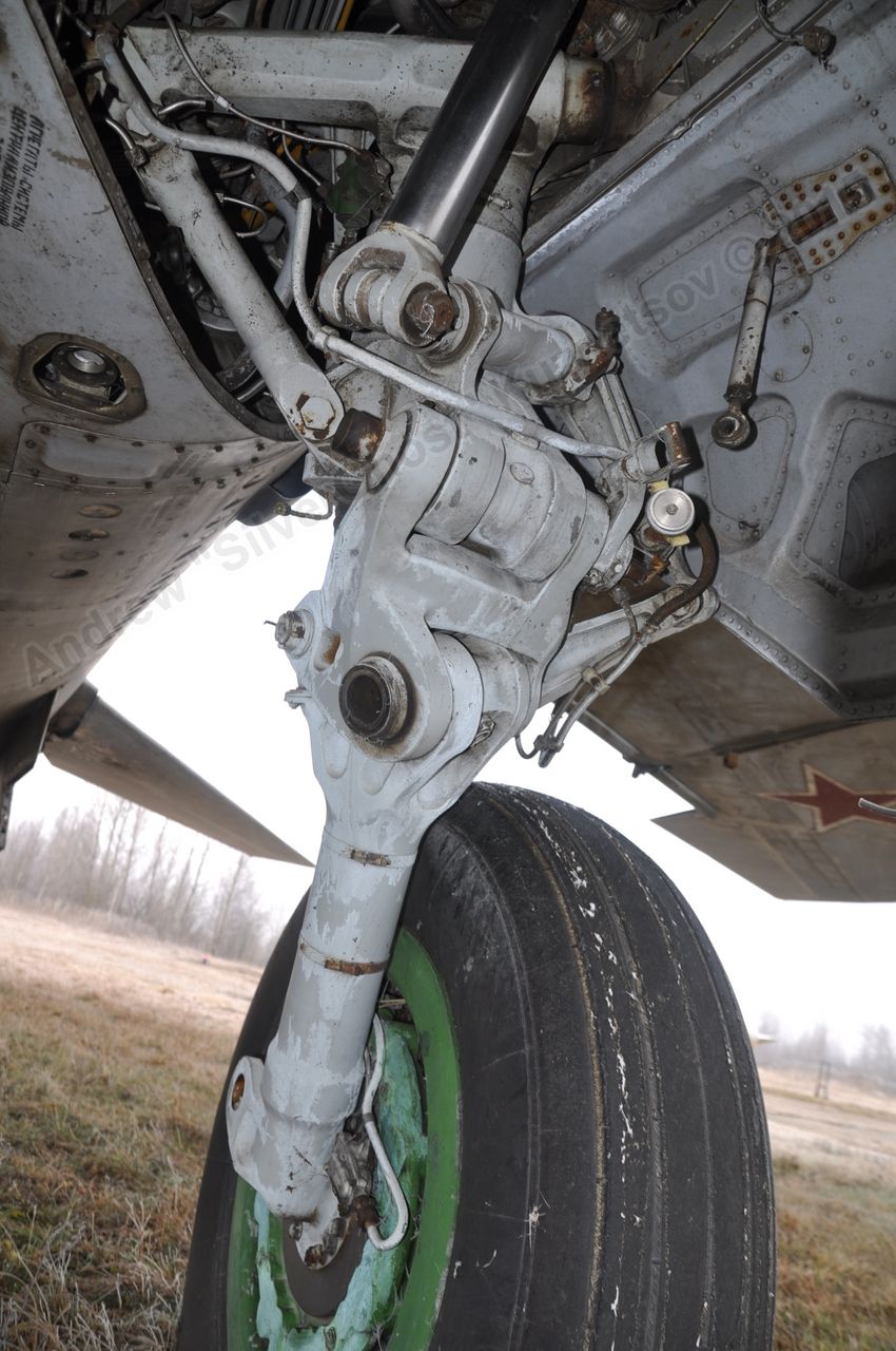 MiG-25PU_undercarriage_0024.jpg