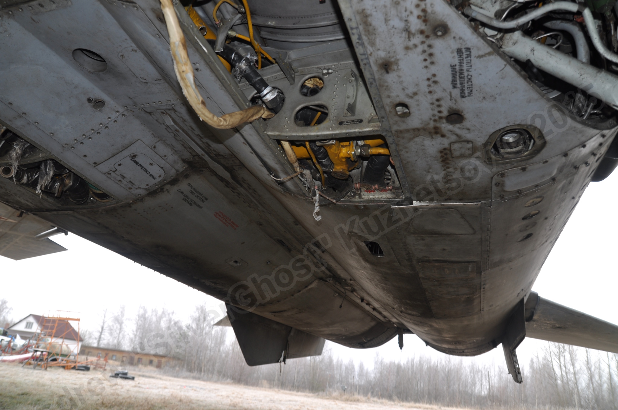 MiG-25PU_undercarriage_0026.jpg