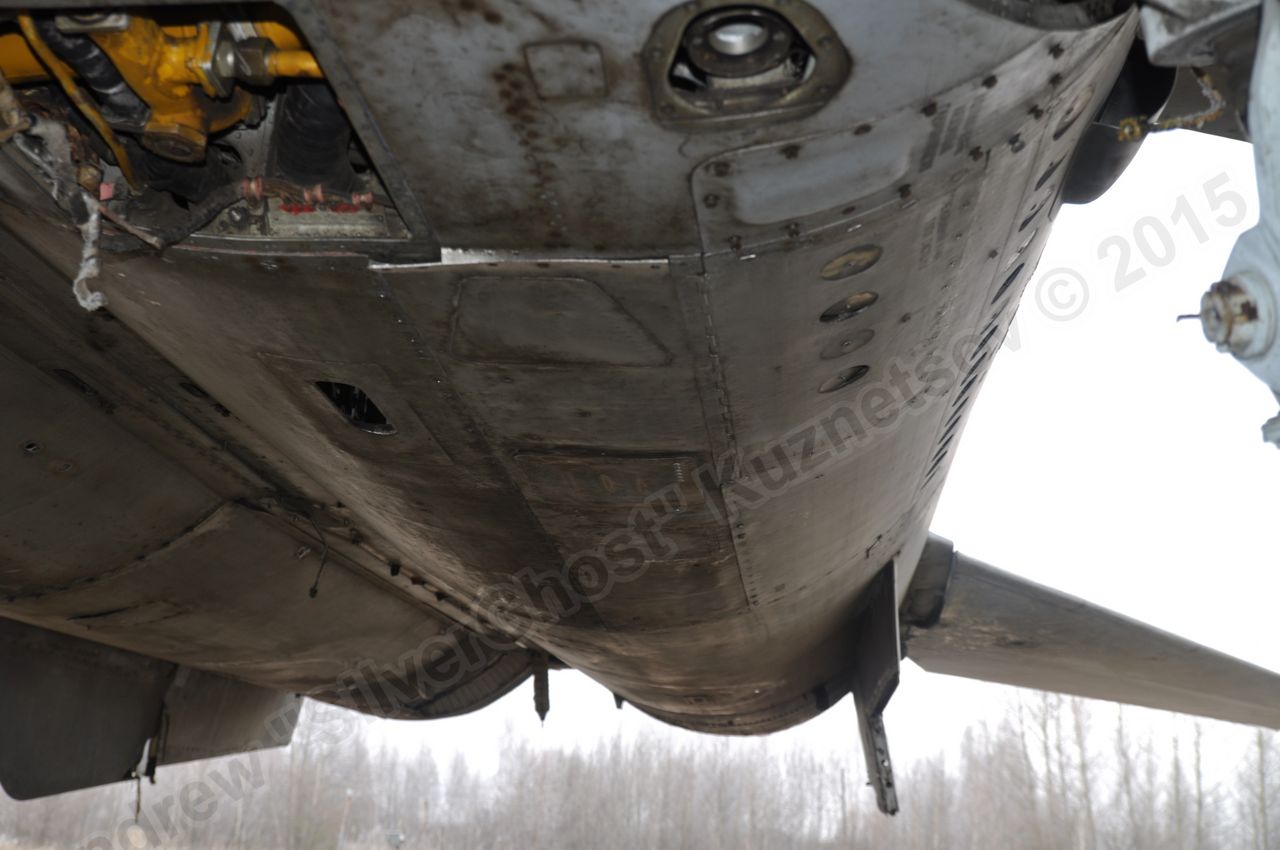 MiG-25PU_undercarriage_0027.jpg