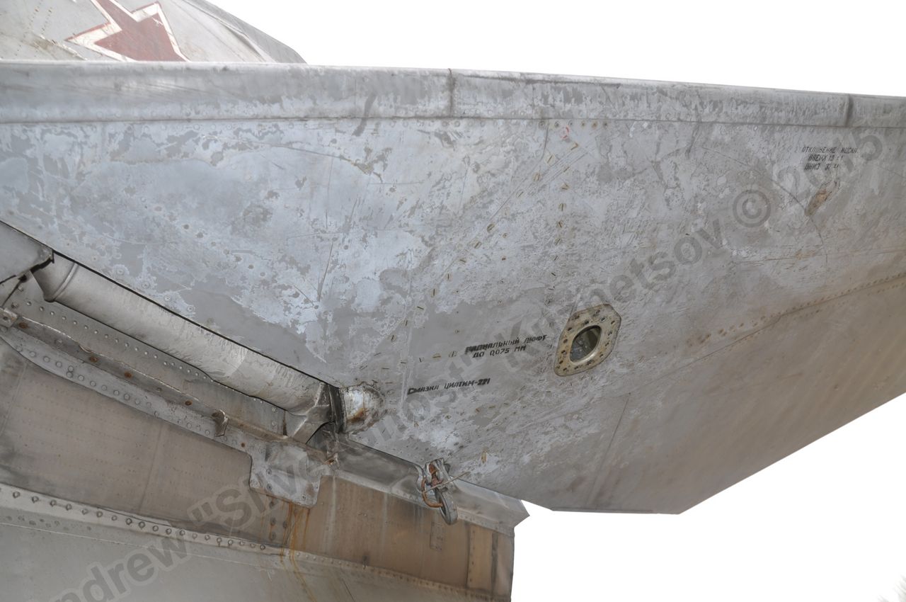 MiG-25PU_undercarriage_0048.jpg