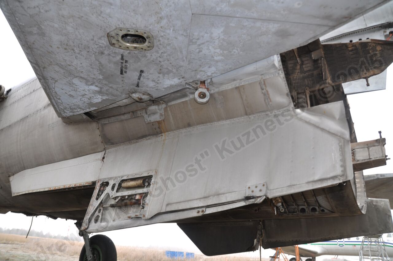 MiG-25PU_undercarriage_0052.jpg