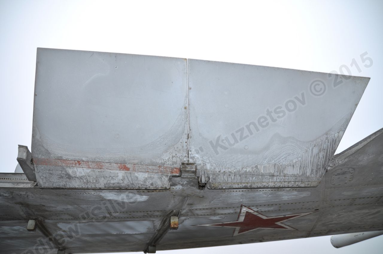 MiG-25PU_undercarriage_0076.jpg