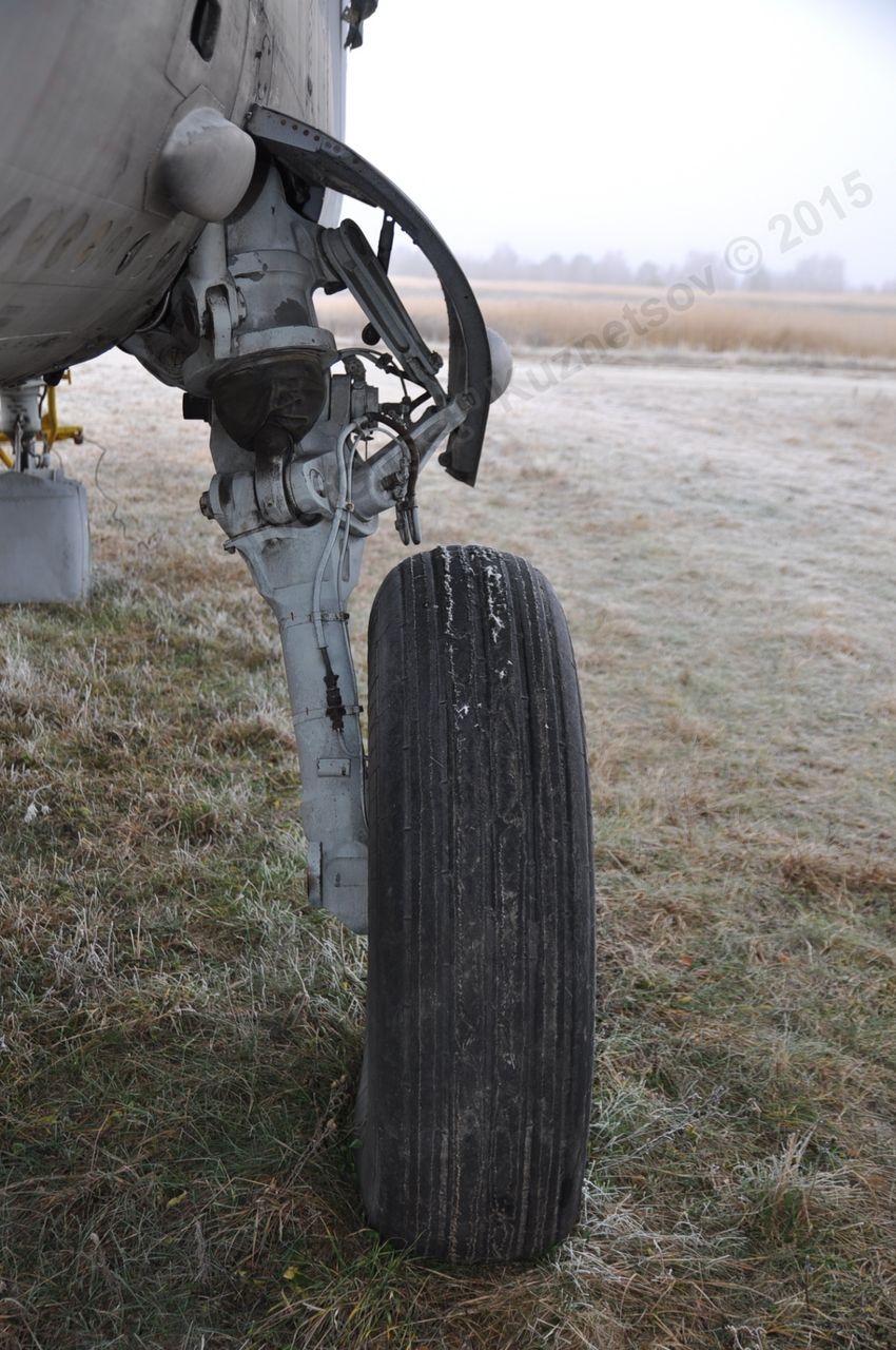 MiG-25PU_undercarriage_0106.jpg