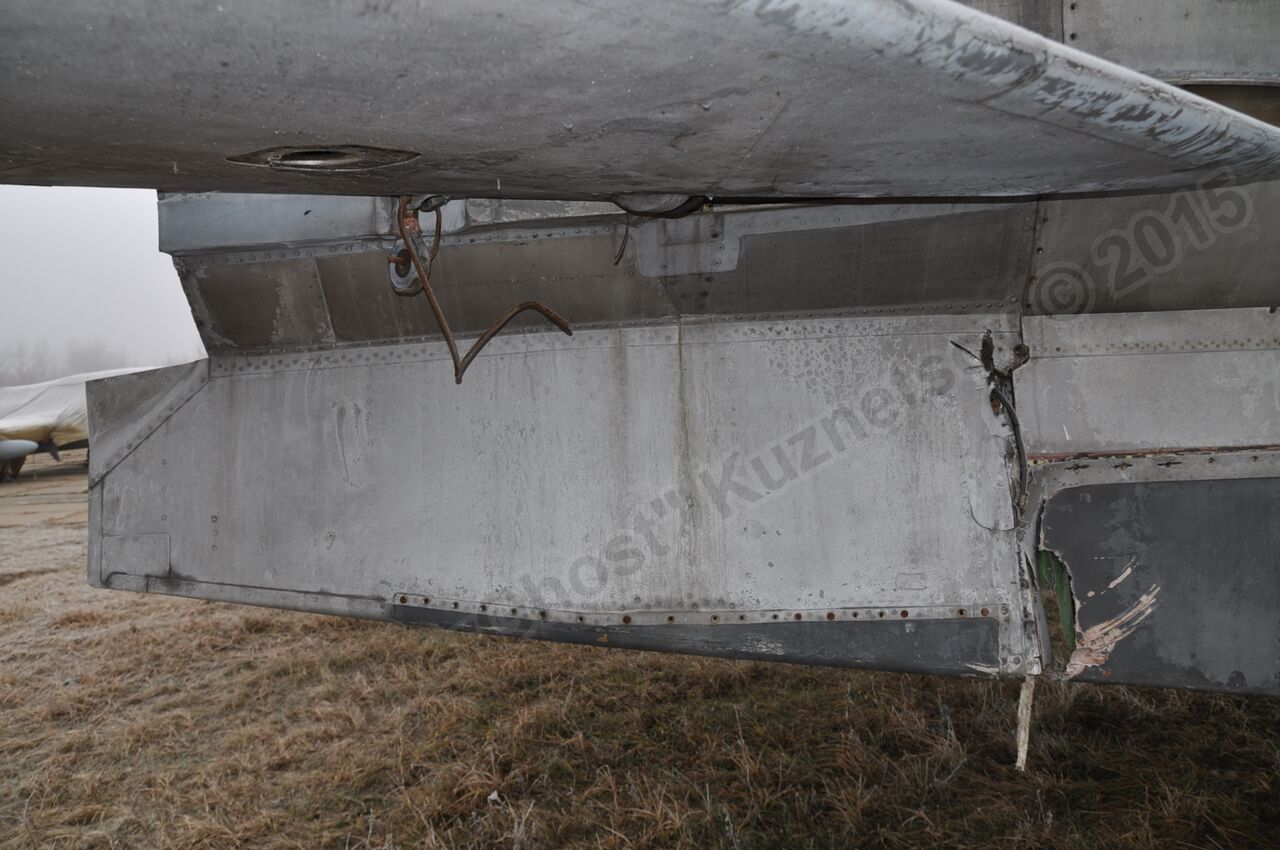 MiG-25PU_undercarriage_0108.jpg