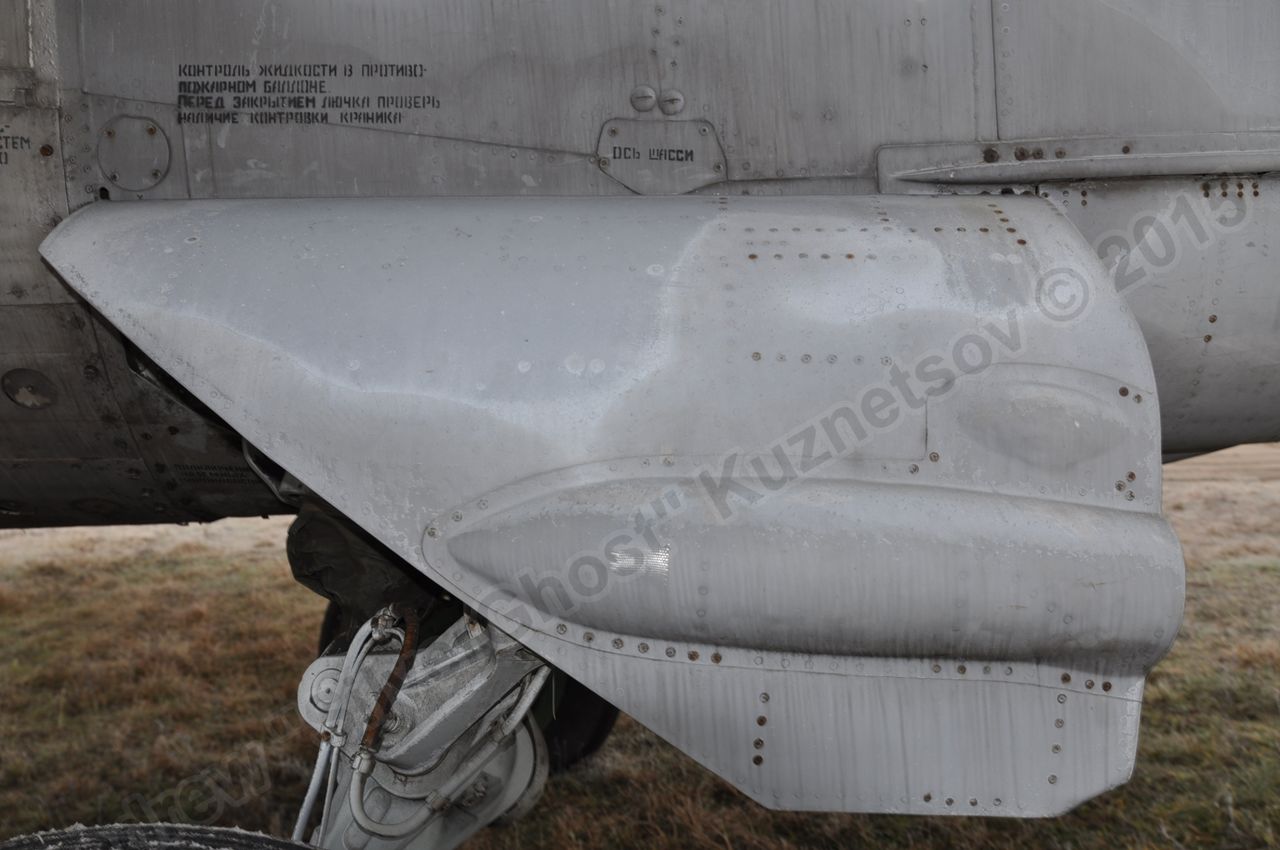 MiG-25PU_undercarriage_0110.jpg