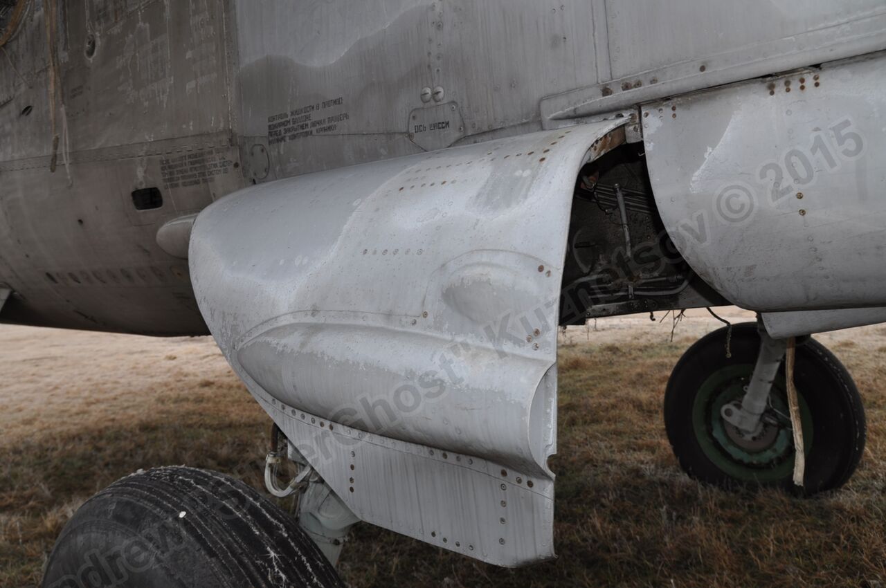 MiG-25PU_undercarriage_0112.jpg