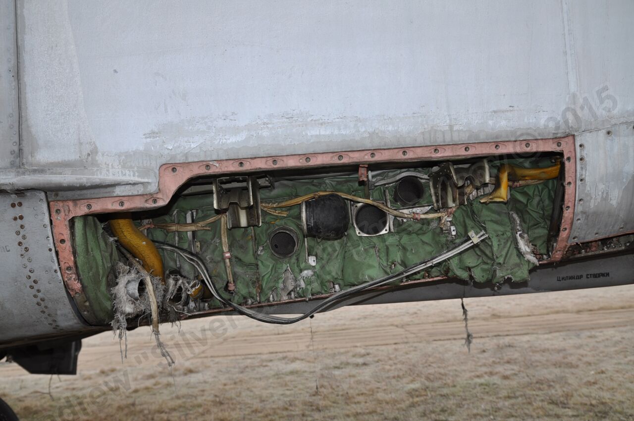 MiG-25PU_undercarriage_0114.jpg