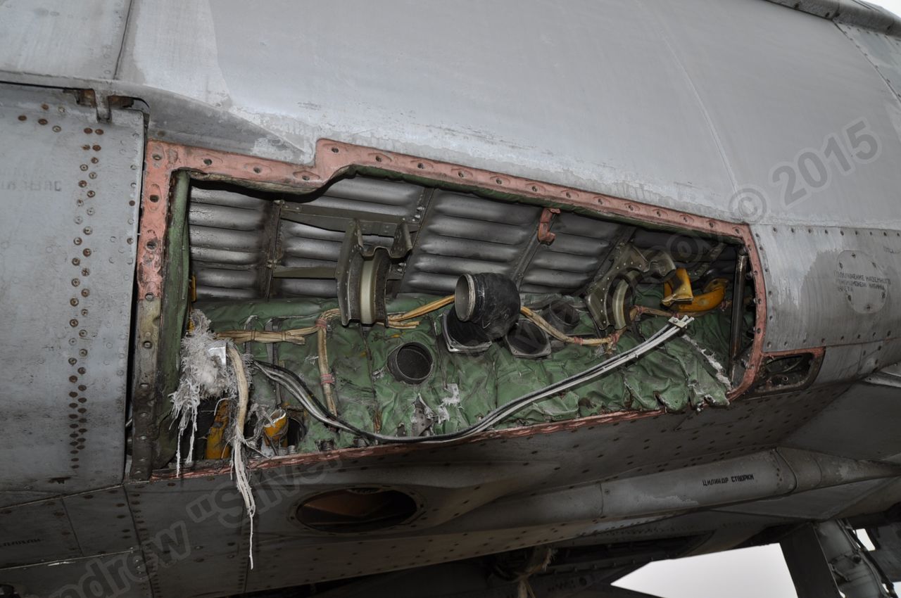 MiG-25PU_undercarriage_0115.jpg