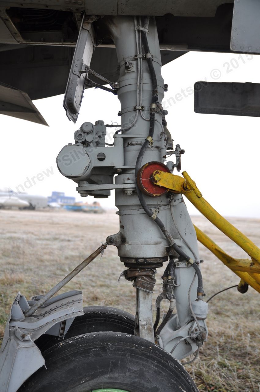 MiG-25PU_undercarriage_0118.jpg