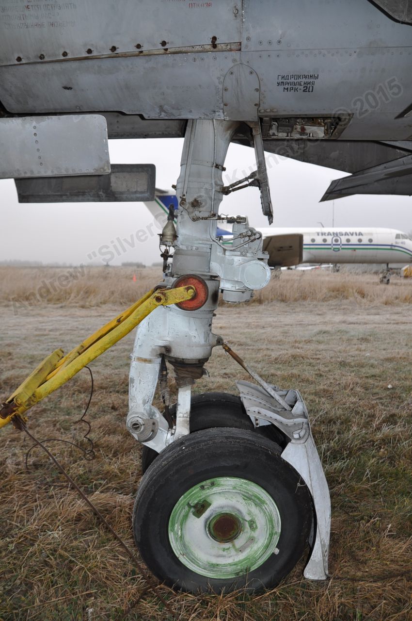 MiG-25PU_undercarriage_0123.jpg