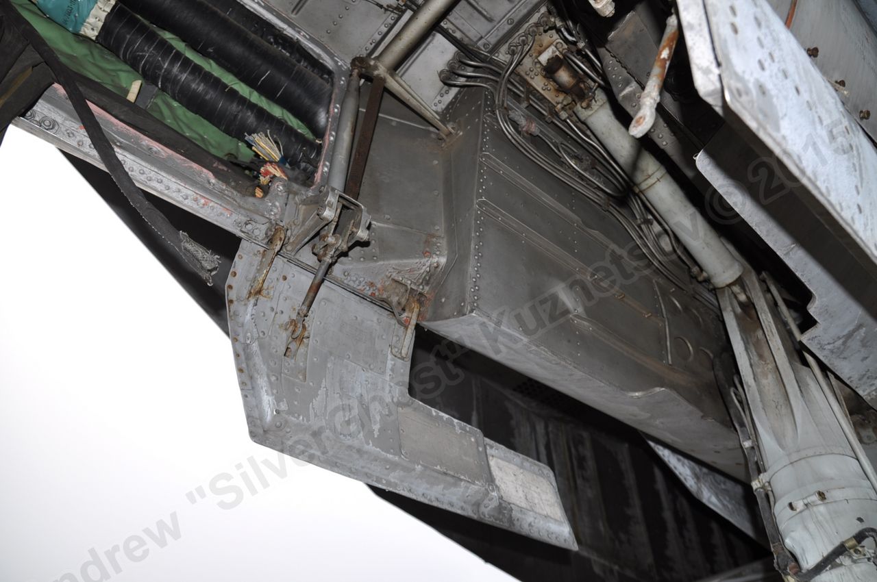 MiG-25PU_undercarriage_0128.jpg