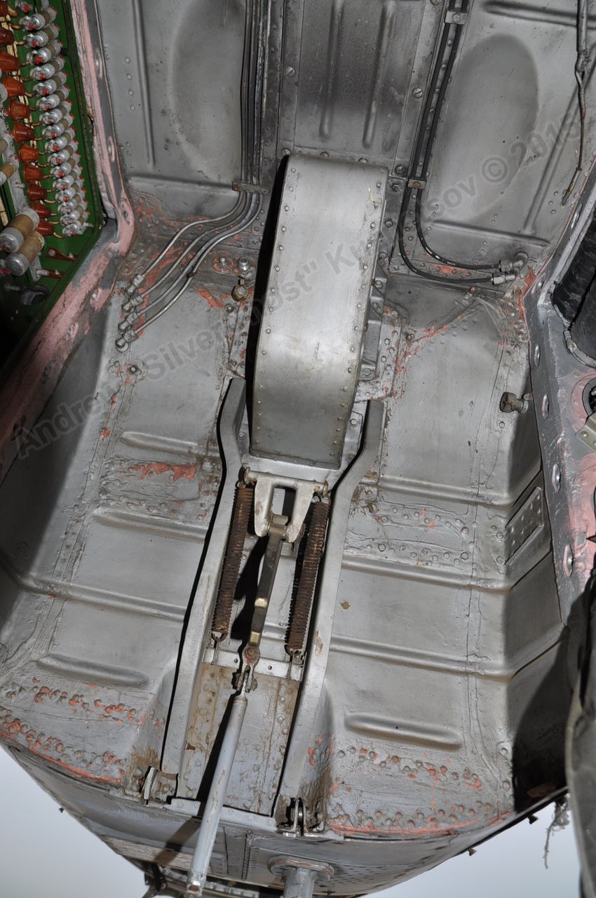 MiG-25PU_undercarriage_0131.jpg