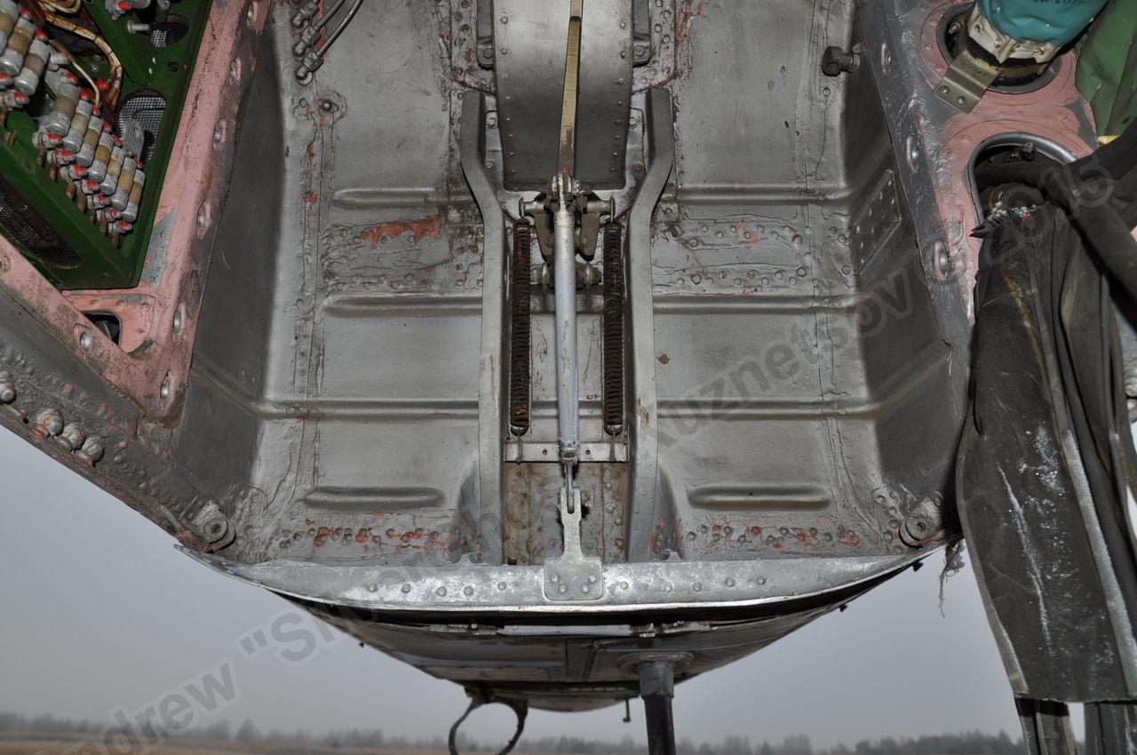 MiG-25PU_undercarriage_0133.jpg