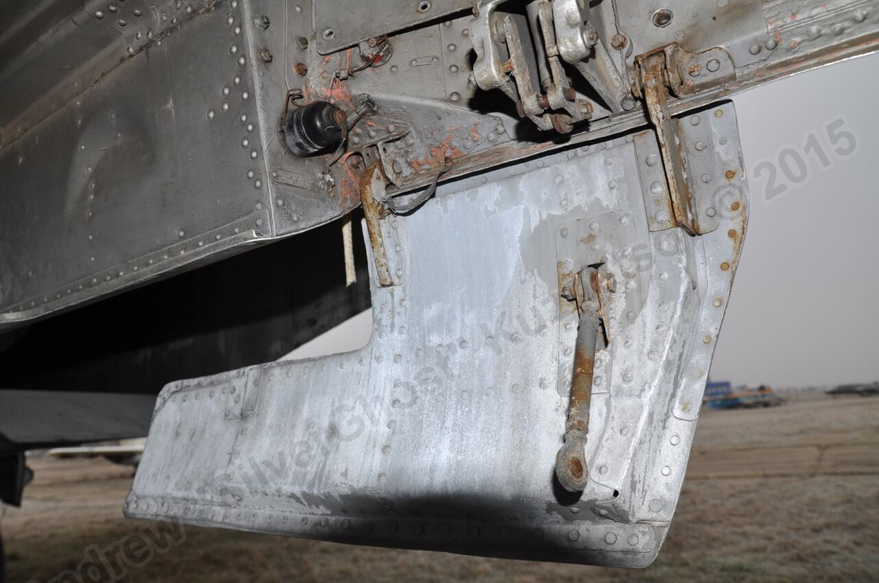 MiG-25PU_undercarriage_0137.jpg