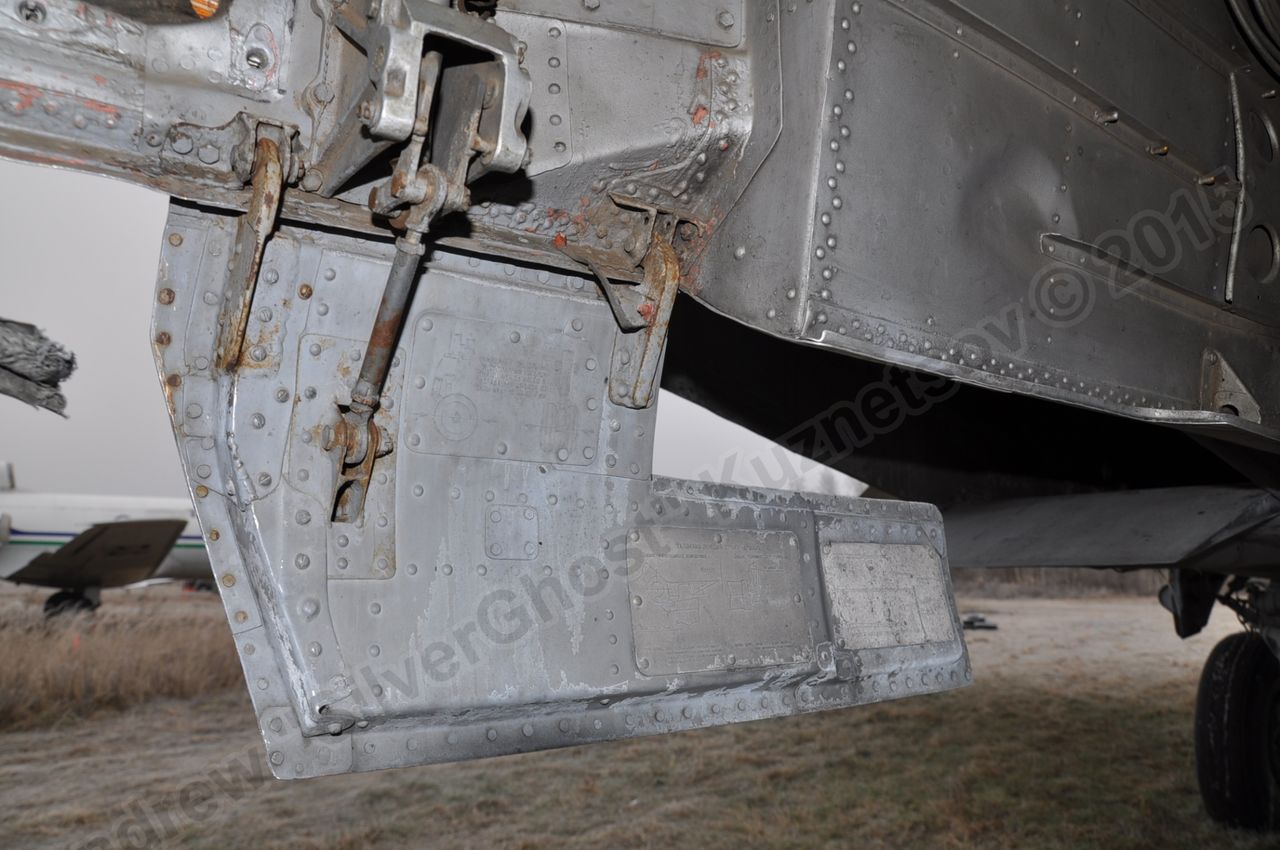 MiG-25PU_undercarriage_0138.jpg