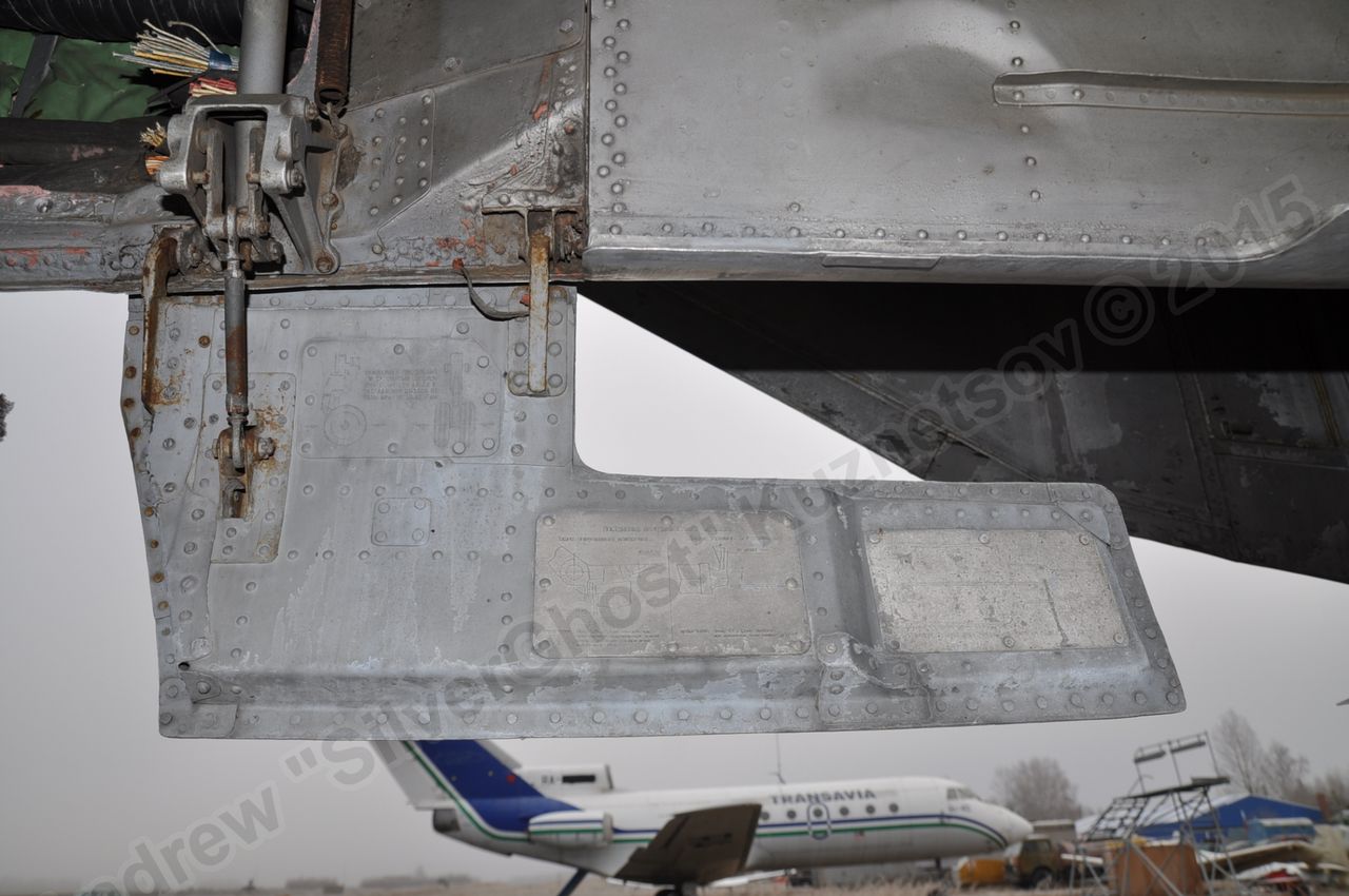 MiG-25PU_undercarriage_0139.jpg