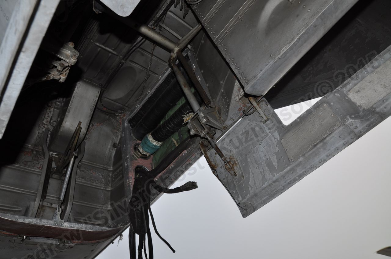 MiG-25PU_undercarriage_0141.jpg