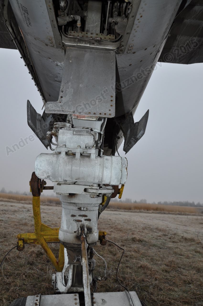 MiG-25PU_undercarriage_0150.jpg