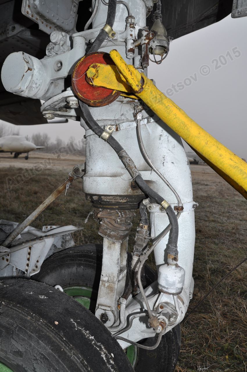 MiG-25PU_undercarriage_0154.jpg