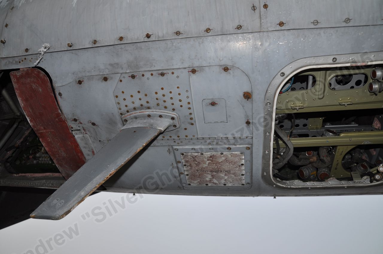 MiG-25PU_undercarriage_0157.jpg