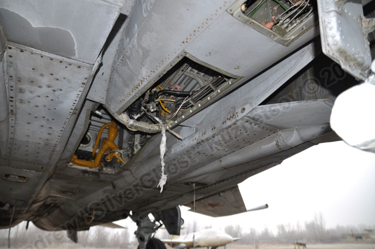 MiG-25PU_undercarriage_0164.jpg