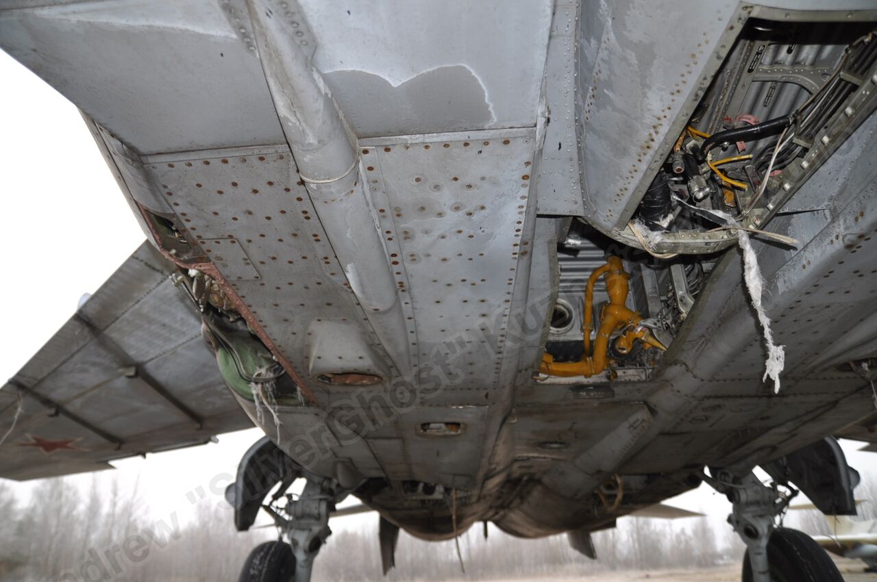 MiG-25PU_undercarriage_0165.jpg