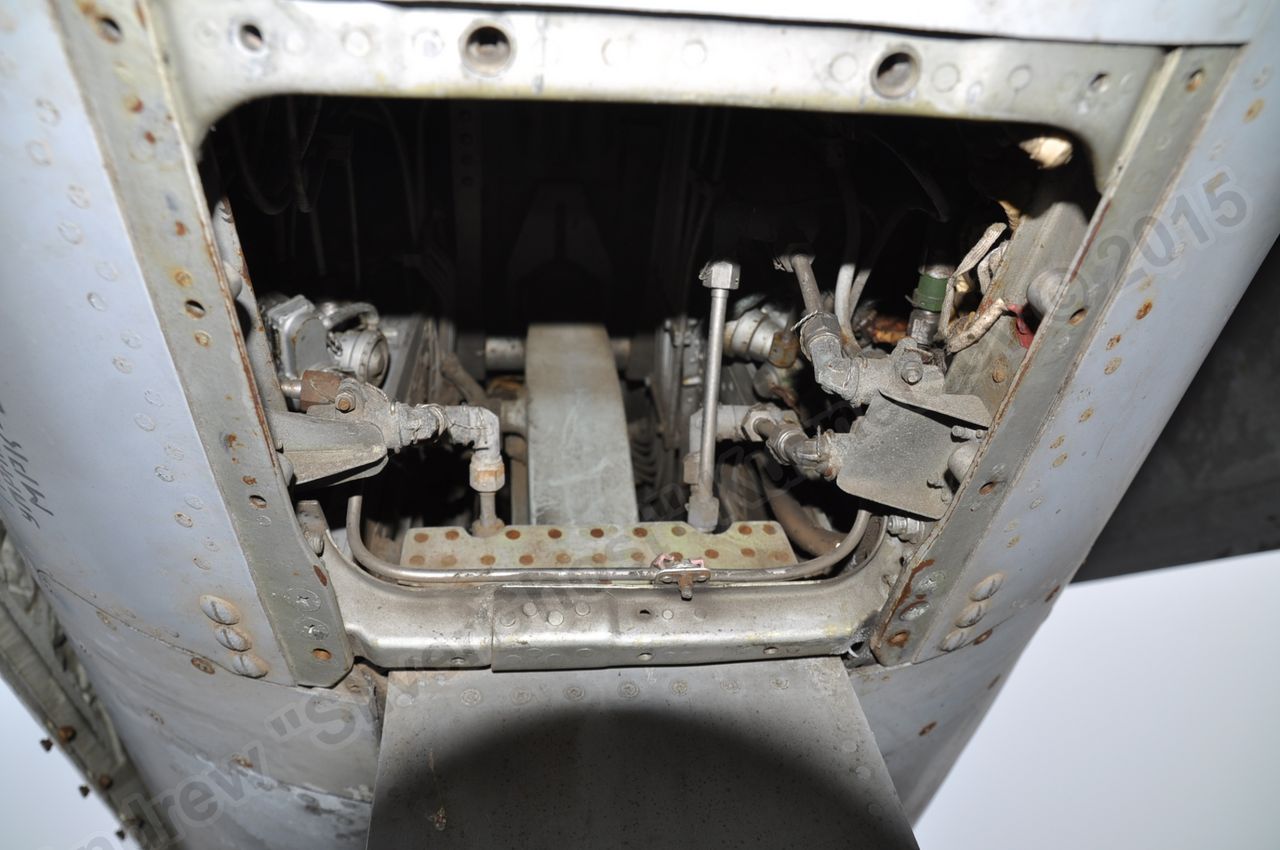 MiG-25PU_undercarriage_0167.jpg