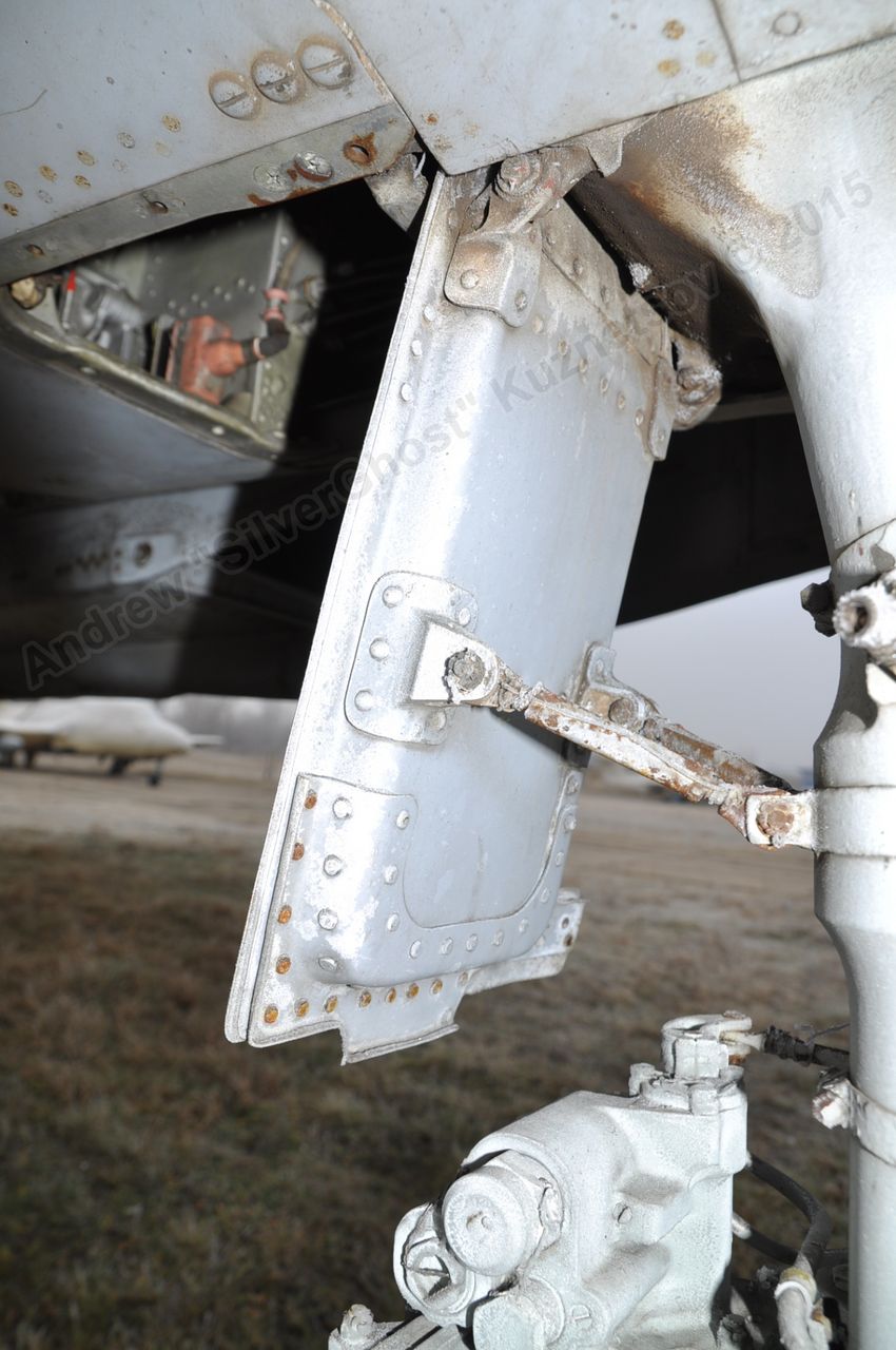 MiG-25PU_undercarriage_0170.jpg