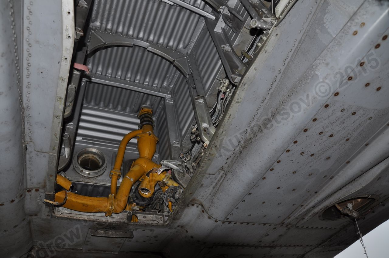 MiG-25PU_undercarriage_0172.jpg