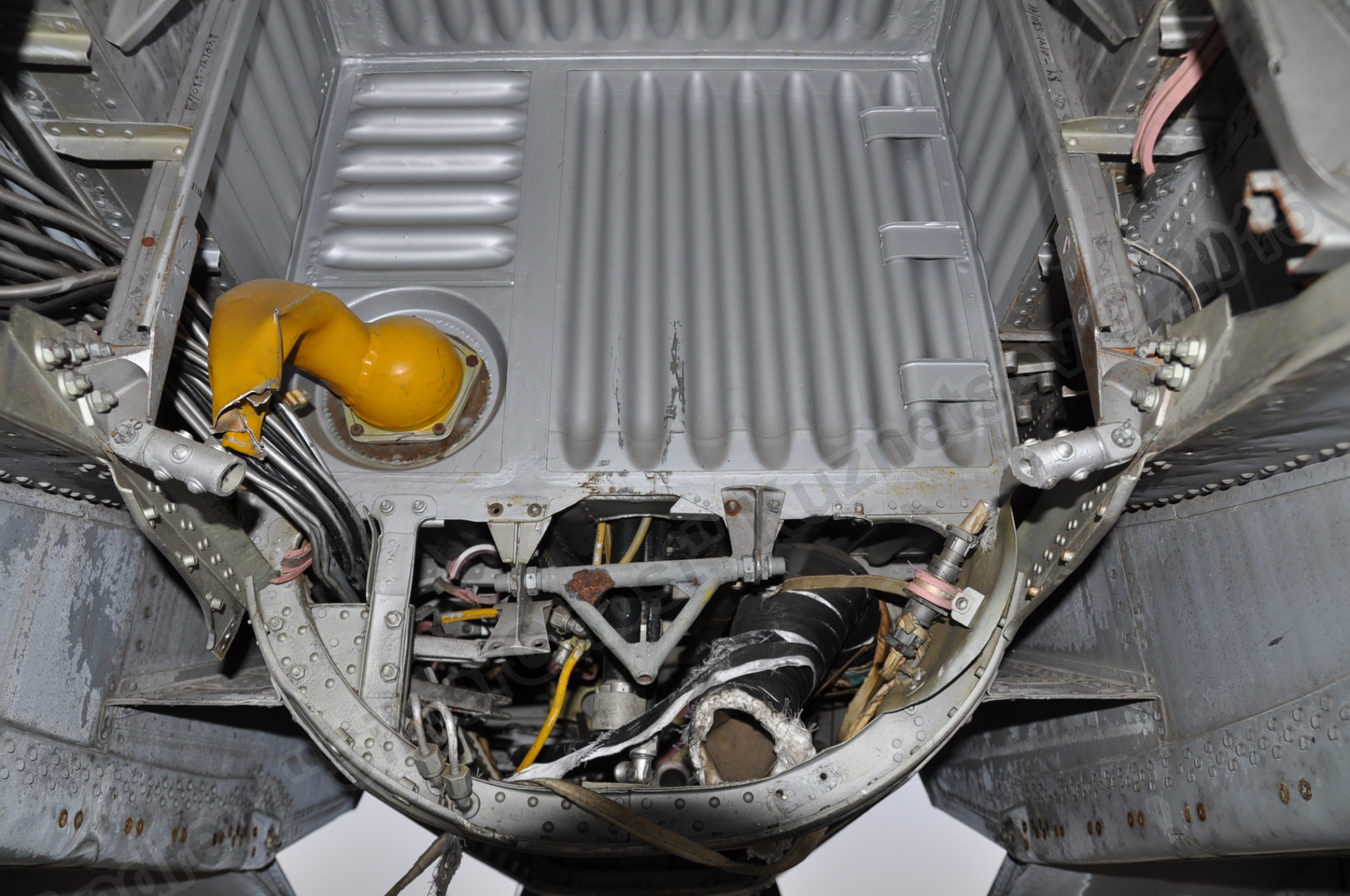 MiG-25PU_undercarriage_0177.jpg