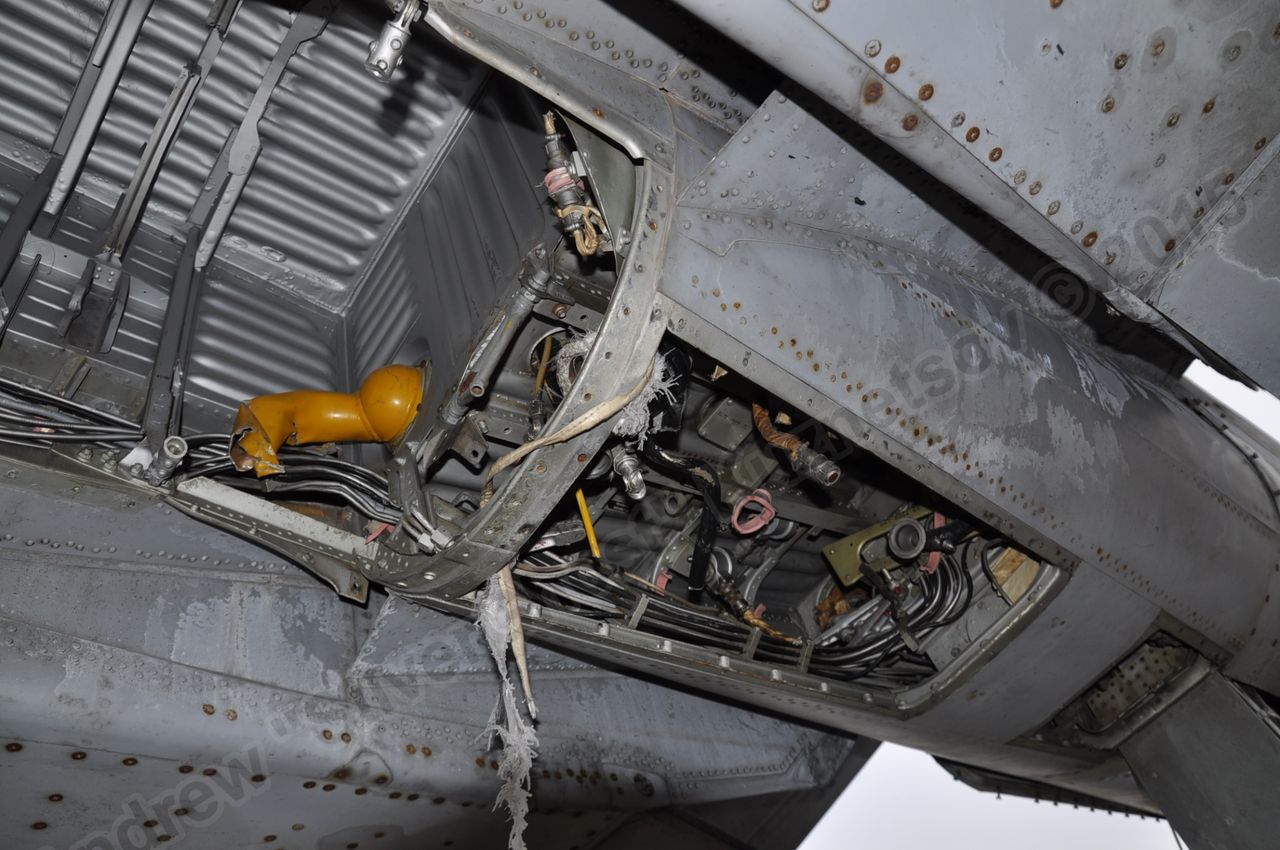 MiG-25PU_undercarriage_0184.jpg