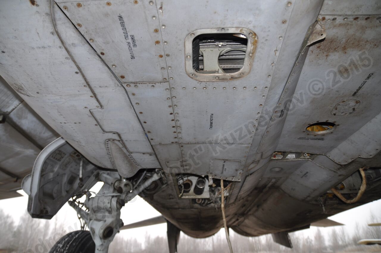 MiG-25PU_undercarriage_0186.jpg