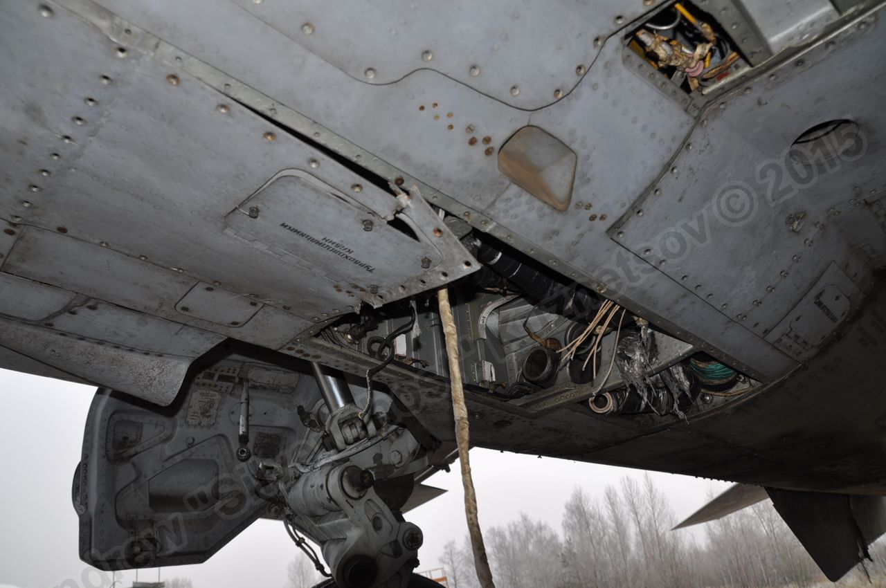 MiG-25PU_undercarriage_0201.jpg