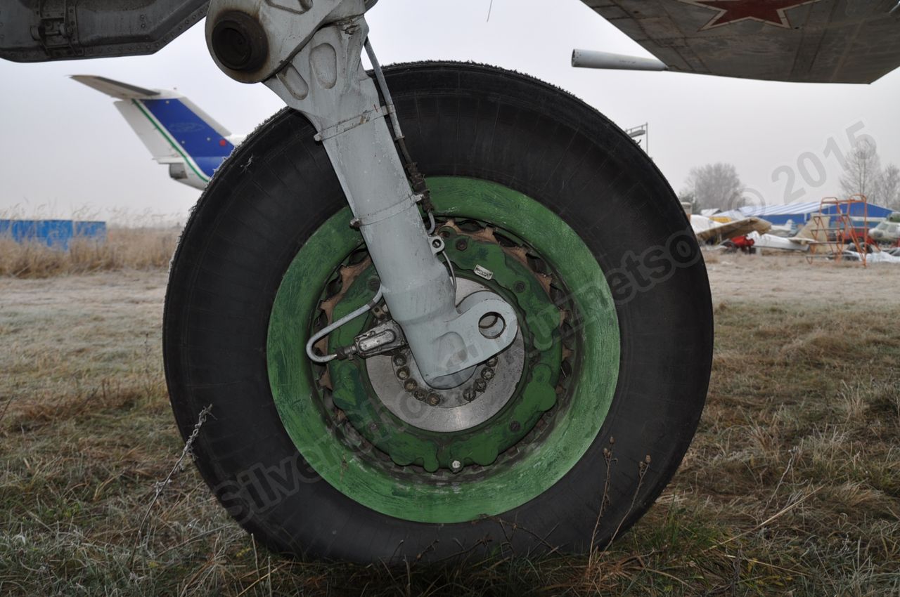 MiG-25PU_undercarriage_0203.jpg