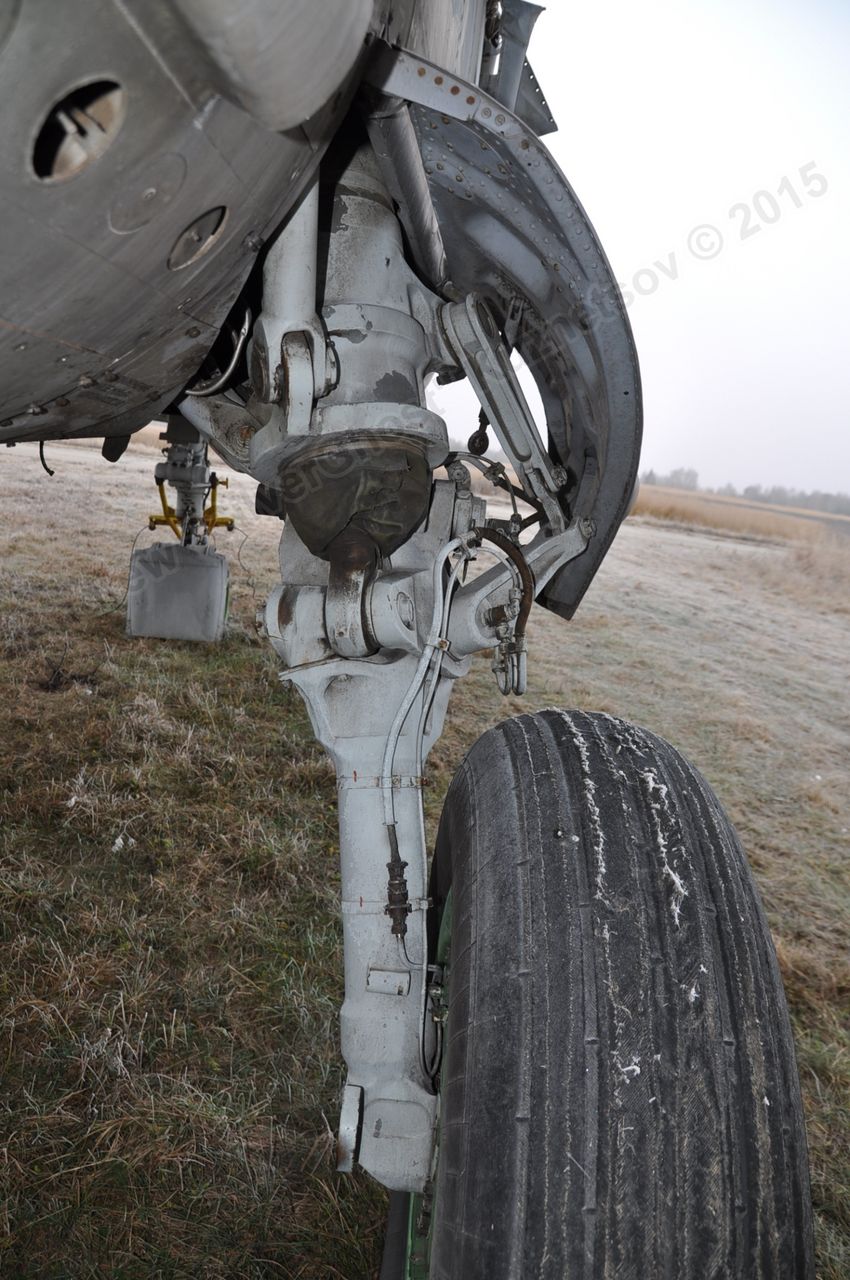 MiG-25PU_undercarriage_0212.jpg