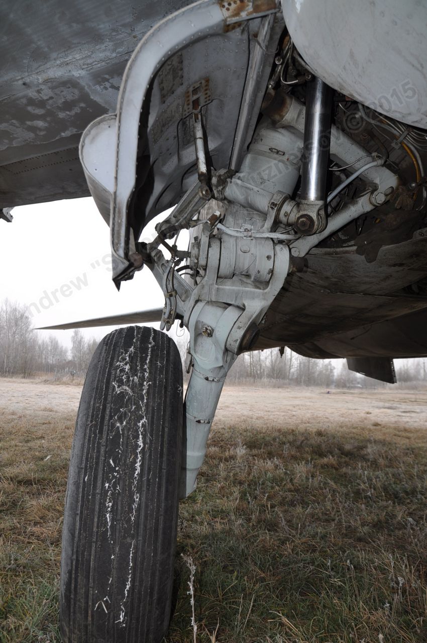 MiG-25PU_undercarriage_0215.jpg