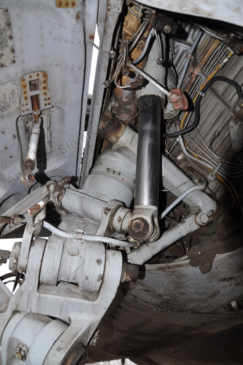 MiG-25PU_undercarriage_0222.jpg