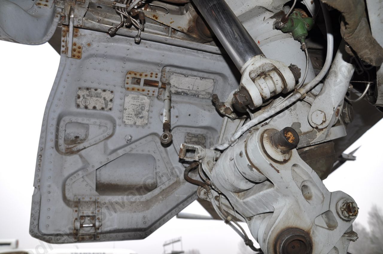 MiG-25PU_undercarriage_0225.jpg