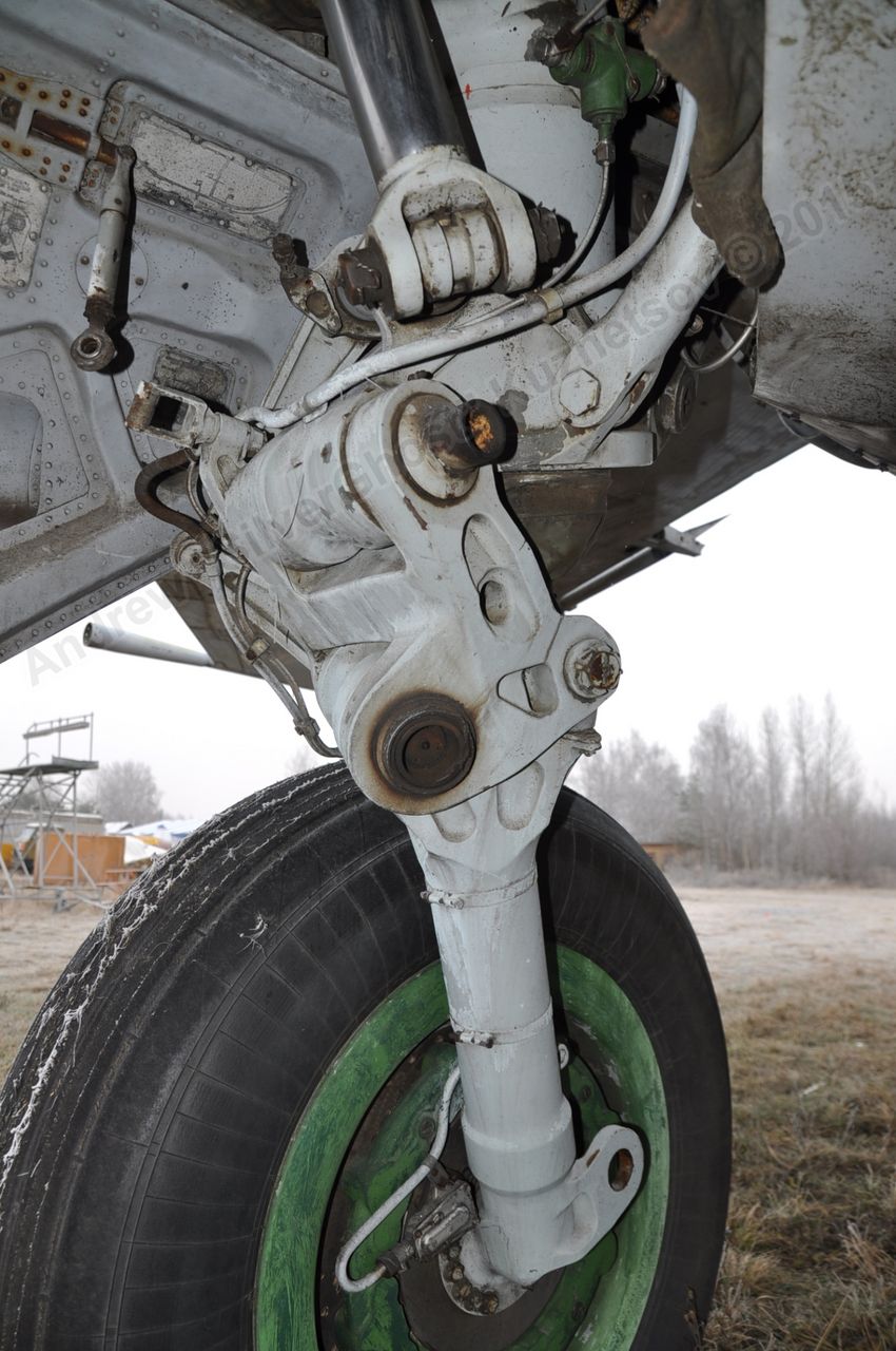 MiG-25PU_undercarriage_0226.jpg