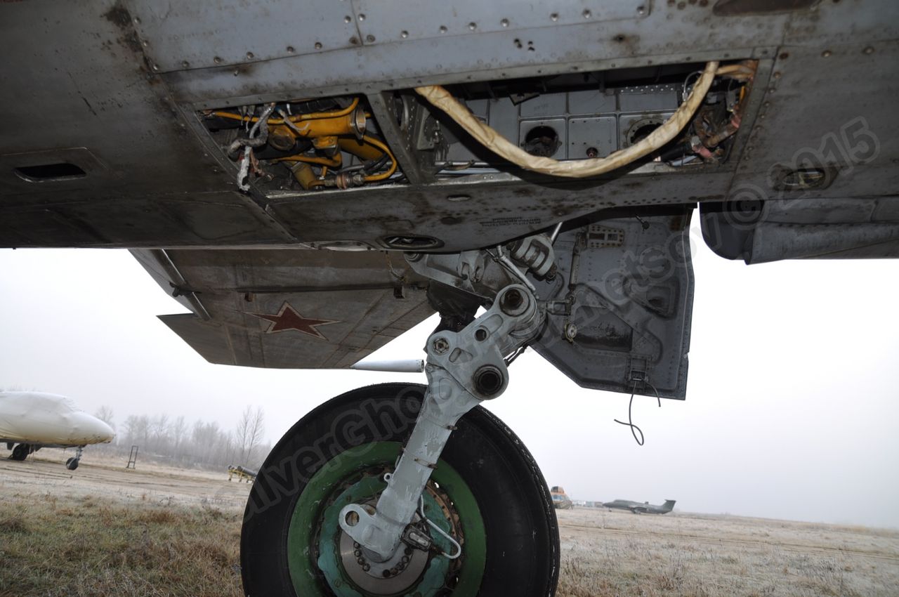 MiG-25PU_undercarriage_0232.jpg