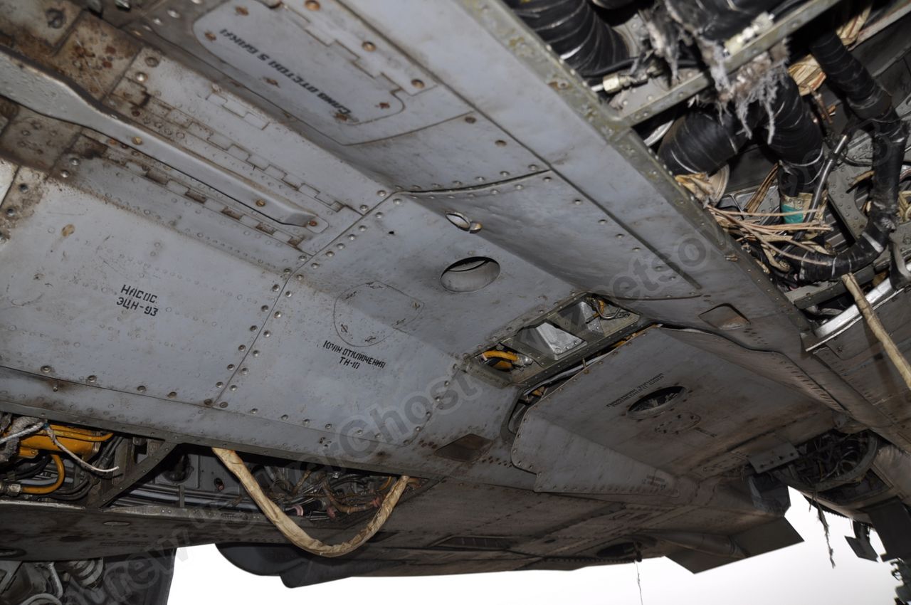 MiG-25PU_undercarriage_0236.jpg