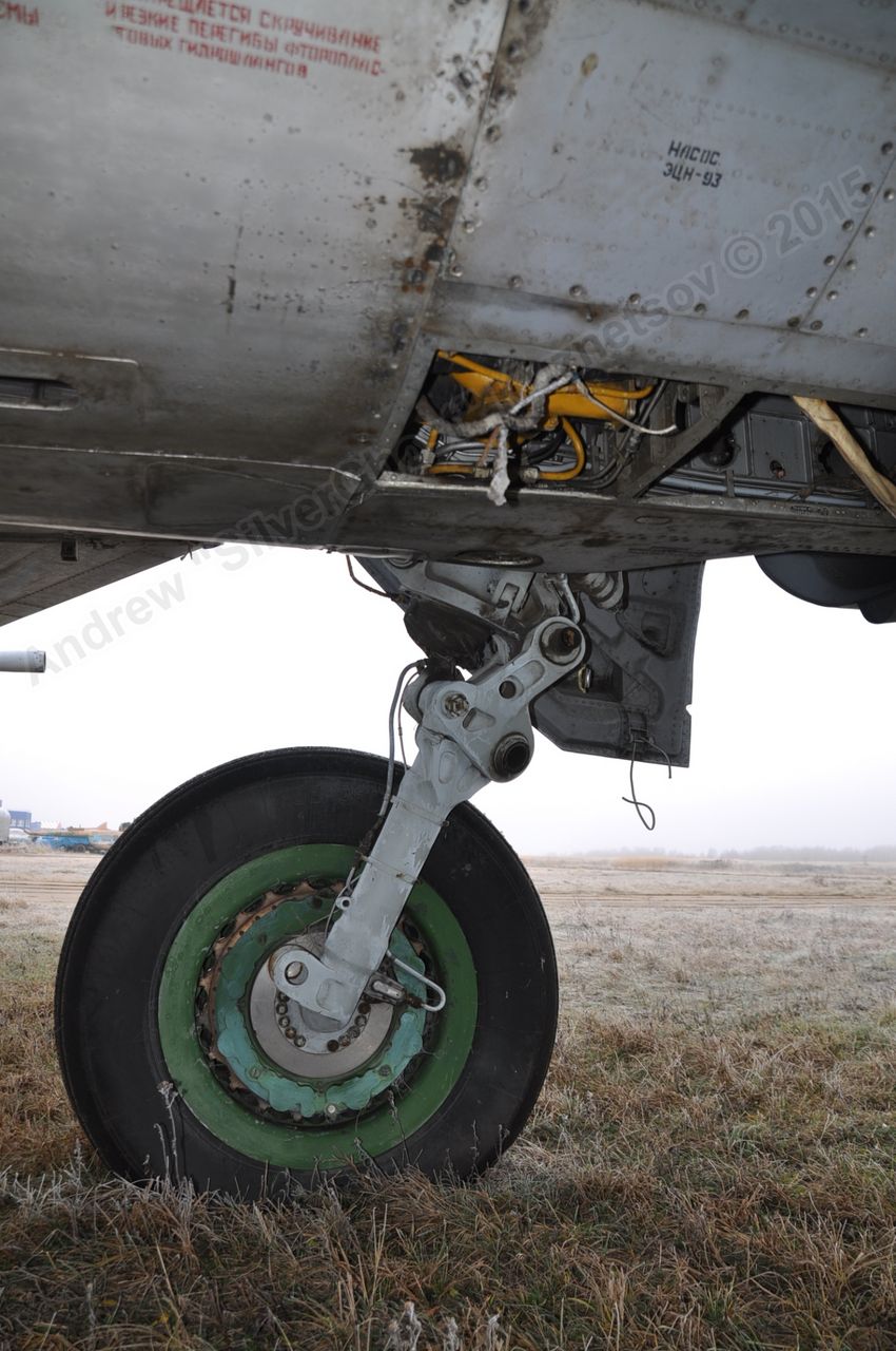 MiG-25PU_undercarriage_0237.jpg