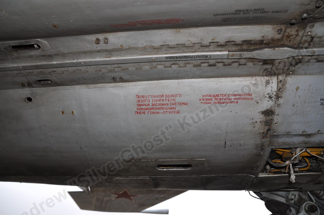 MiG-25PU_undercarriage_0239.jpg