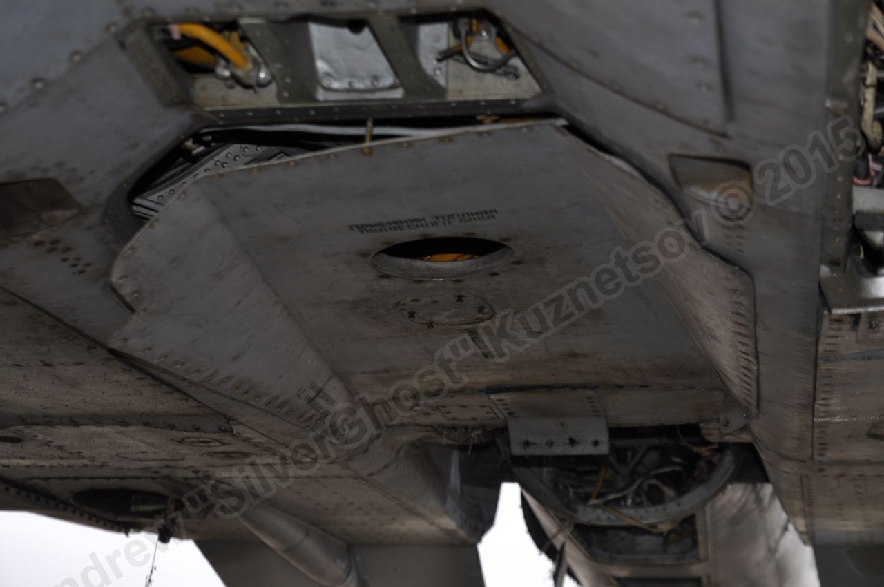 MiG-25PU_undercarriage_0243.jpg