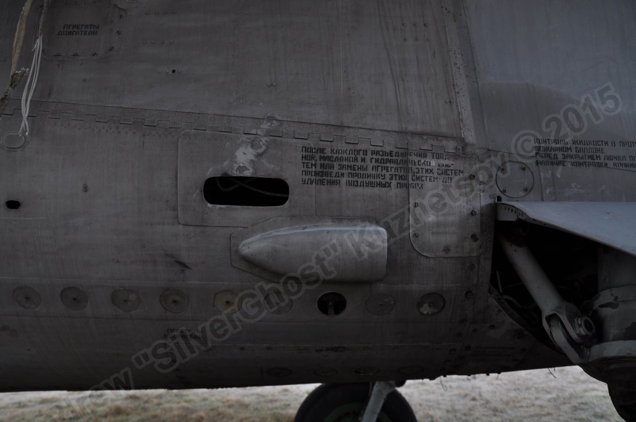 MiG-25PU_undercarriage_0246.jpg